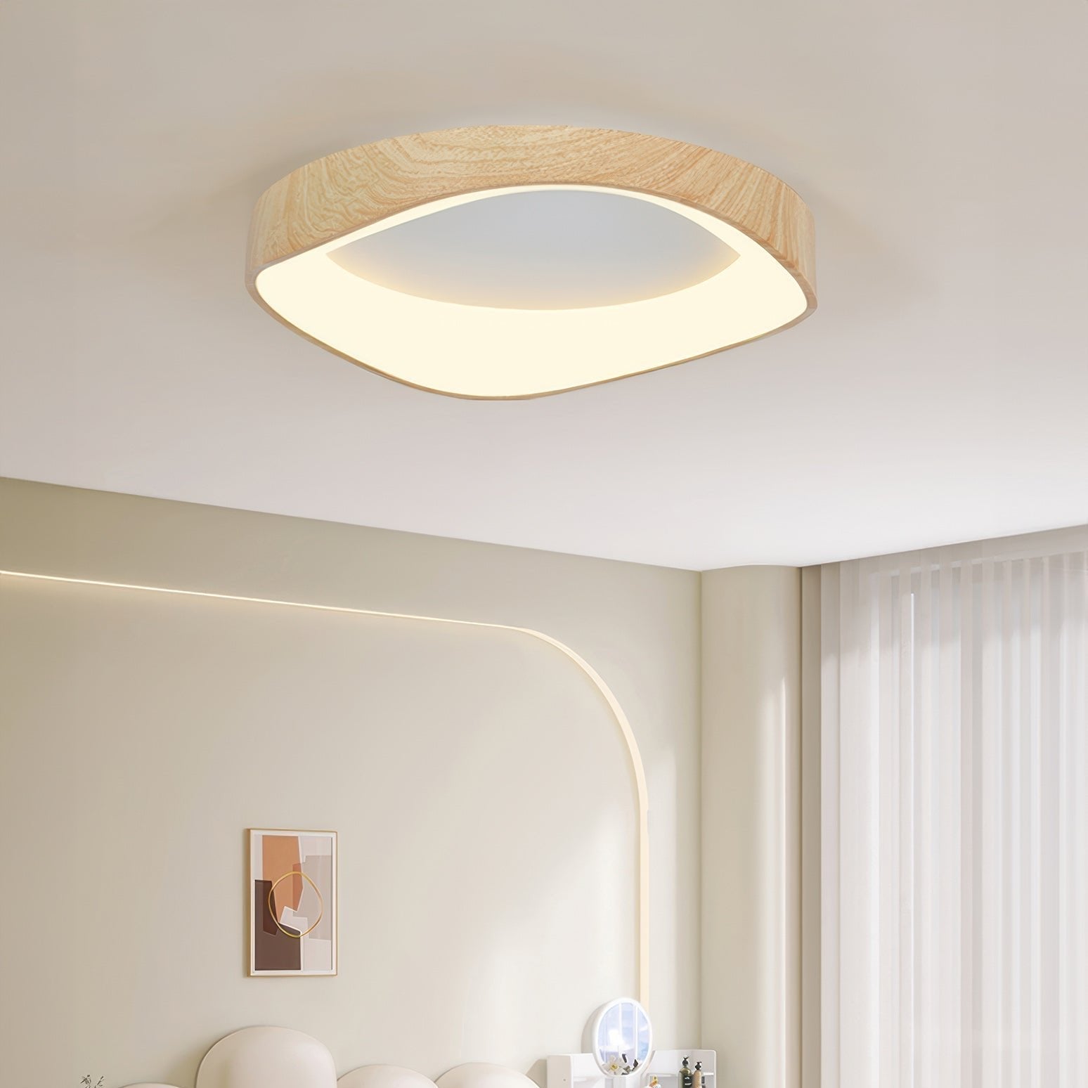 "Nordisk taklampe med trestruktur i moderne design, strålende LED-lys og energieffektive funksjoner. Perfekt til stue."
