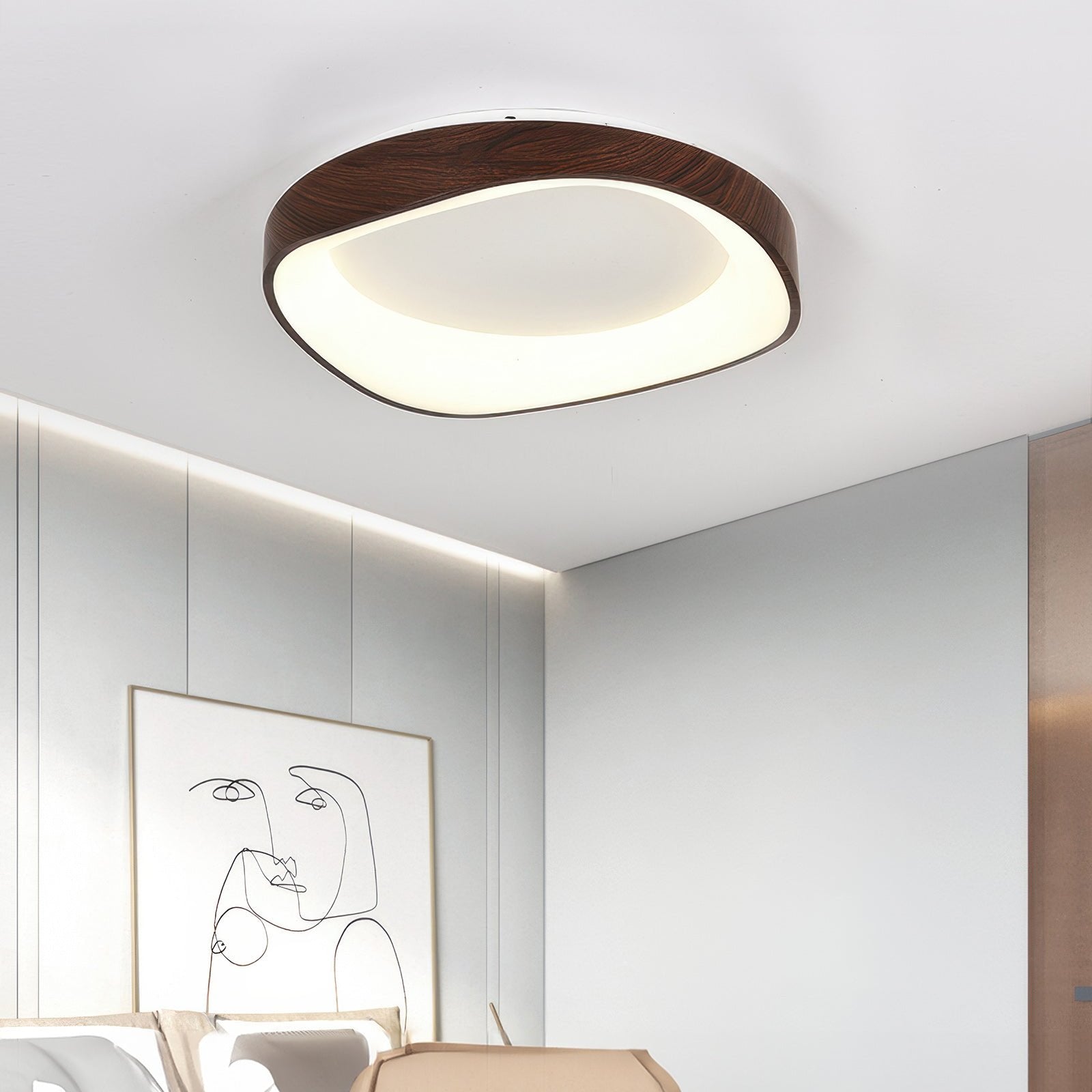 "Nordisk taklampe med trestruktur i moderne design, strålende LED-lys og energieffektive funksjoner. Perfekt til stue."