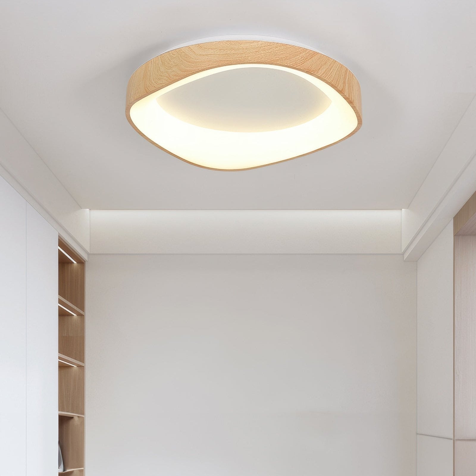 "Nordisk taklampe med trestruktur i moderne design, strålende LED-lys og energieffektive funksjoner. Perfekt til stue."