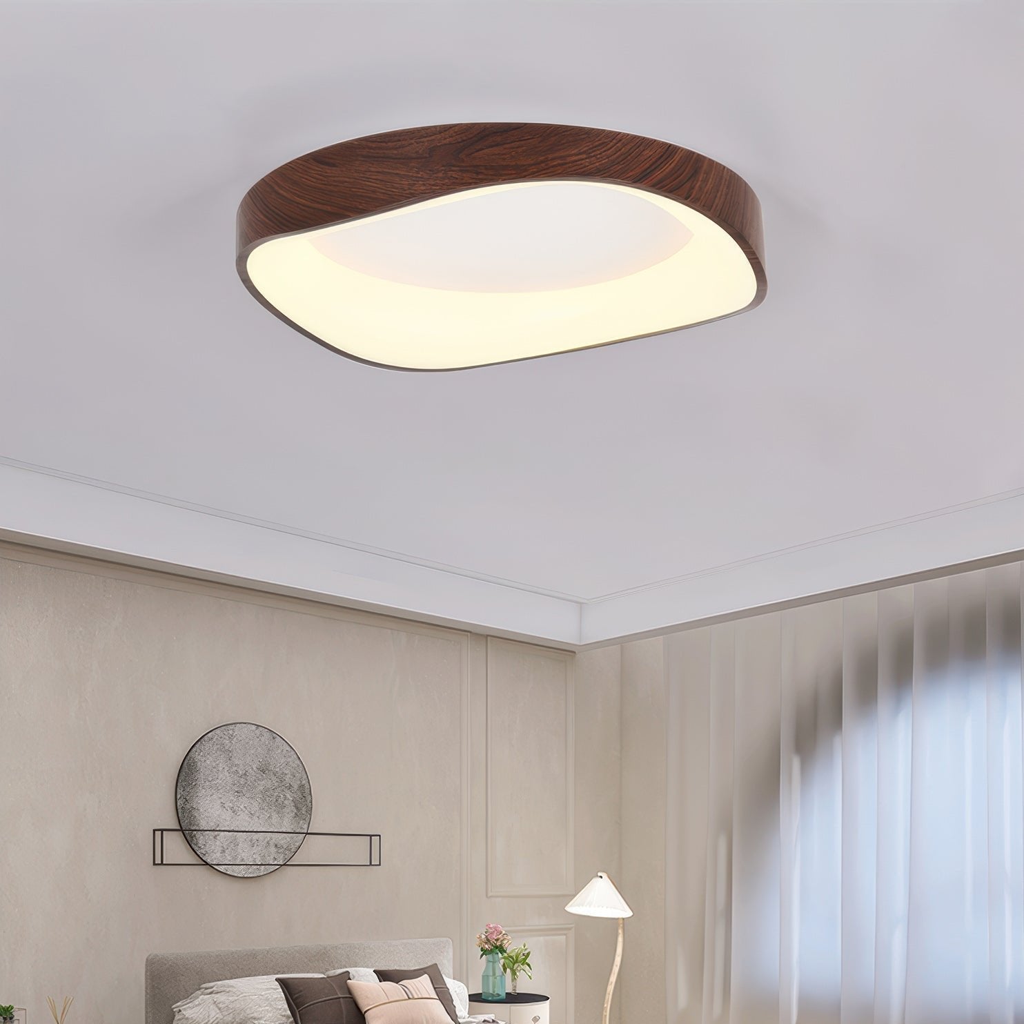 "Nordisk taklampe med trestruktur i moderne design, strålende LED-lys og energieffektive funksjoner. Perfekt til stue."