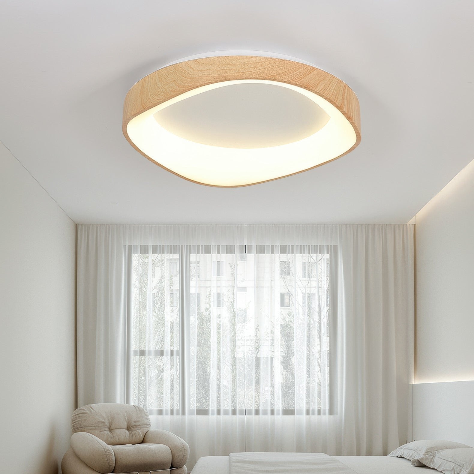 "Nordisk taklampe med trestruktur i moderne design, strålende LED-lys og energieffektive funksjoner. Perfekt til stue."