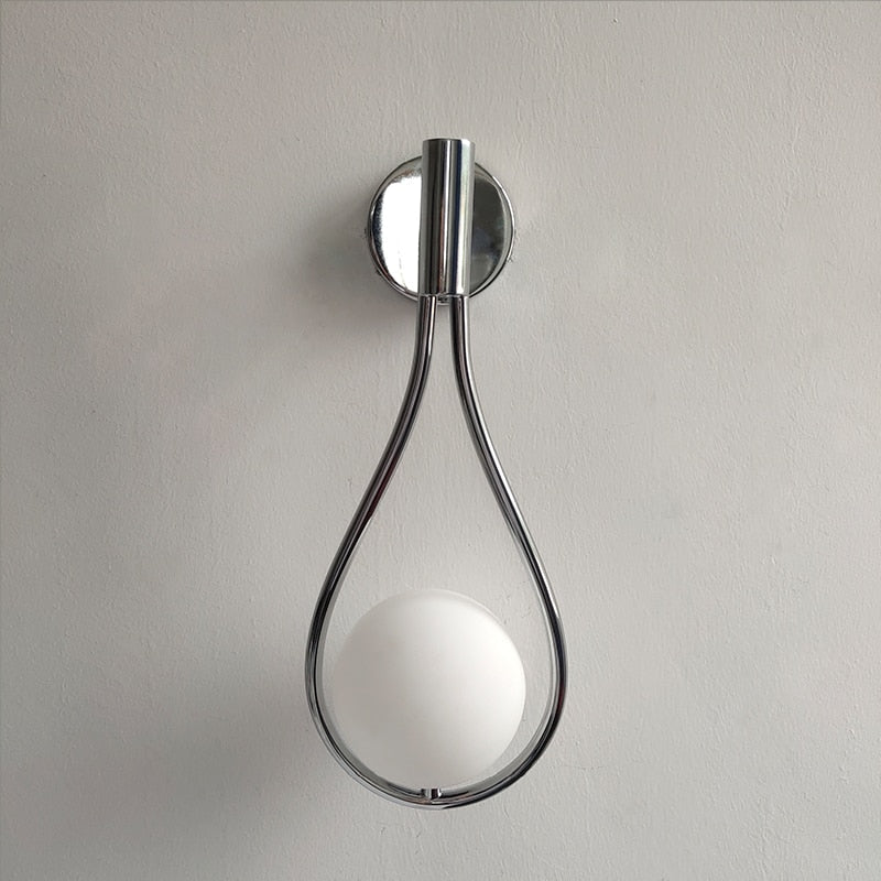 Elegant vegglampe, nordisk inspirert, med justerbart LED lys for et moderne og koselig hjem.