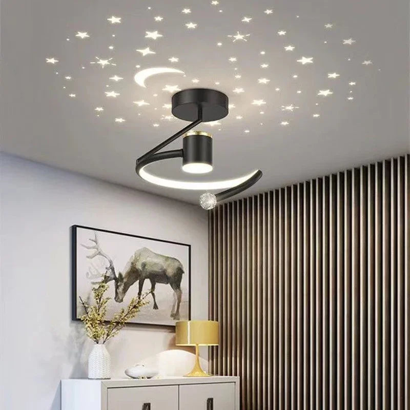 "Norvo LED taklampe med stjernehimmel, rund form, avslappende atmosfære. Perfekt til barnerom og stue."