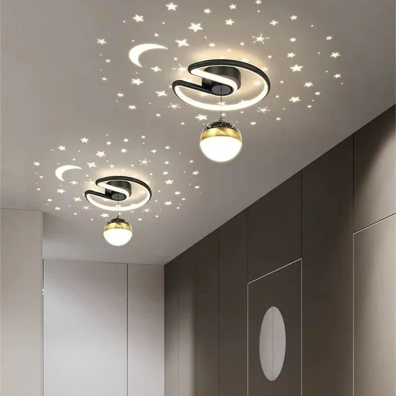 "Norvo LED taklampe med stjernehimmel, rund form, avslappende atmosfære. Perfekt til barnerom og stue."