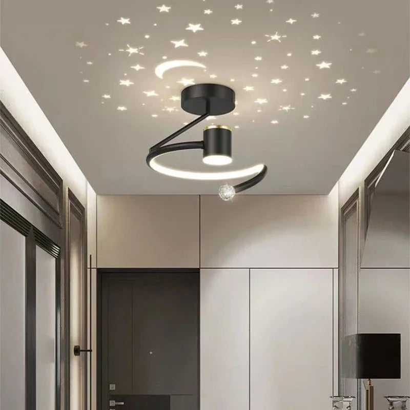"Norvo LED taklampe med stjernehimmel, rund form, avslappende atmosfære. Perfekt til barnerom og stue."