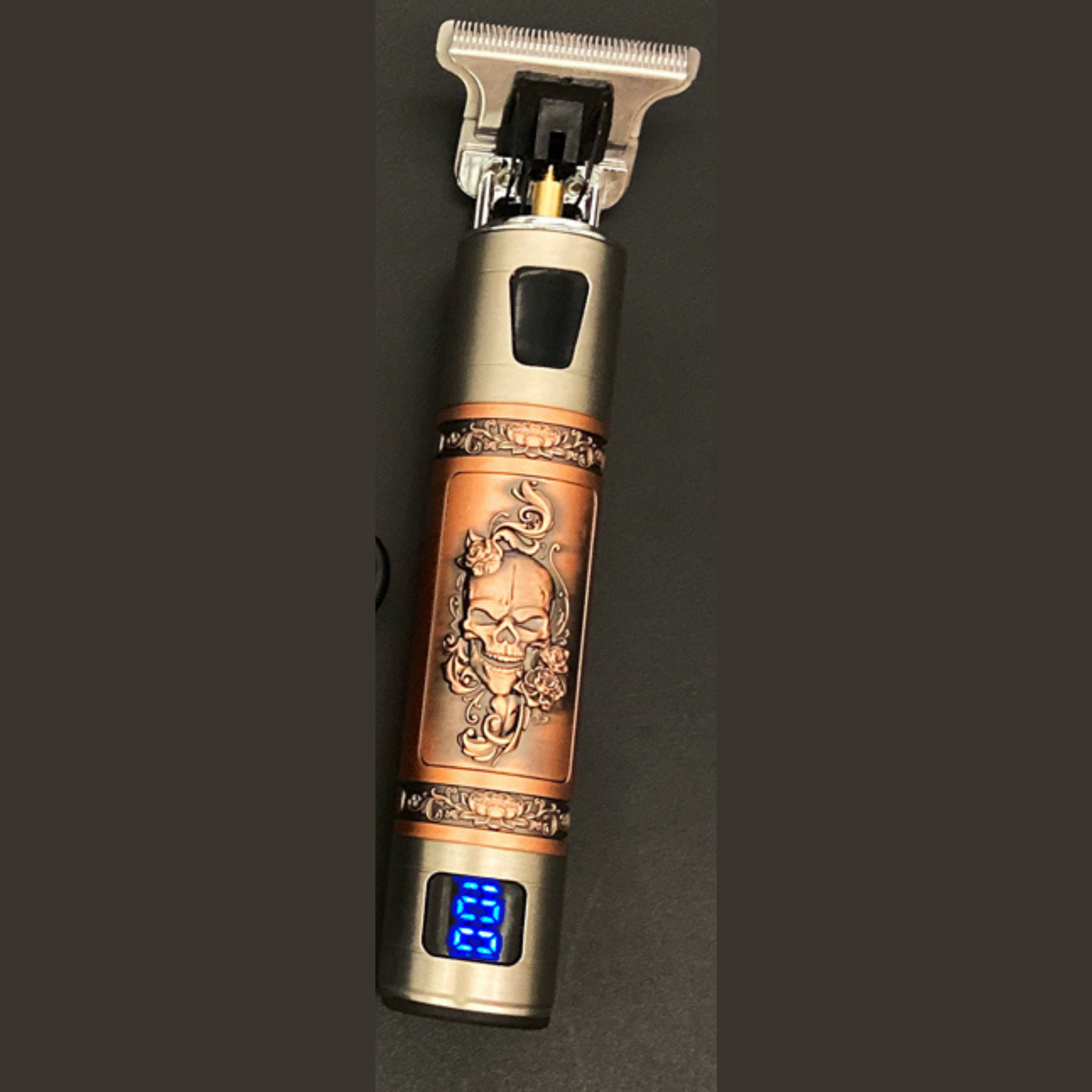 "Oppladbar hår- og skjeggtrimmer med kraftig motor, vanntett design og fire tilbehør for allsidig stiltilpasning."