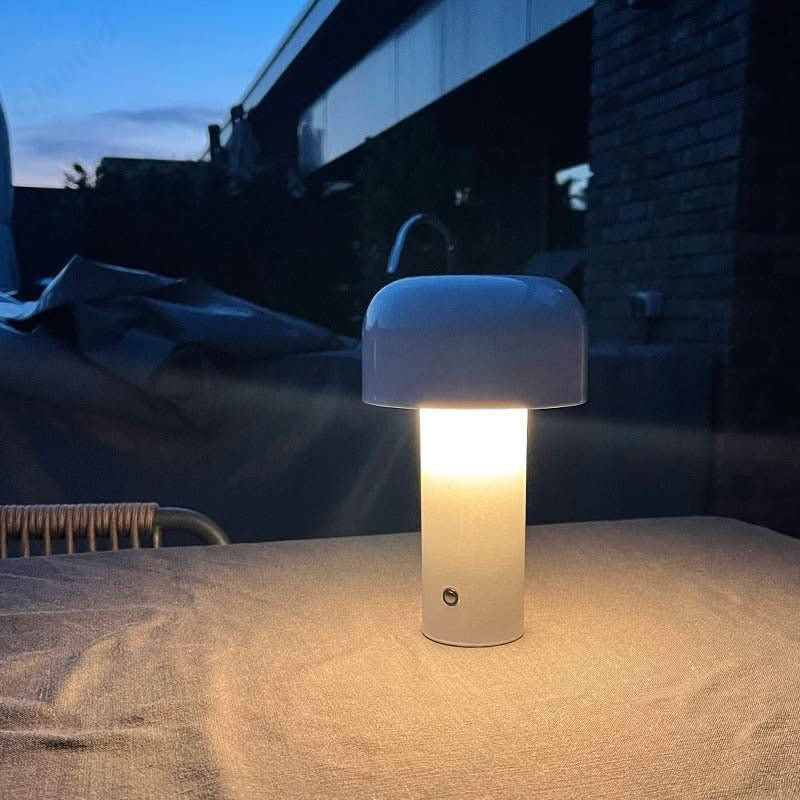 Moderne oppladbar lampe med berøring og justerbar LED, ideell for nattbord og stue.