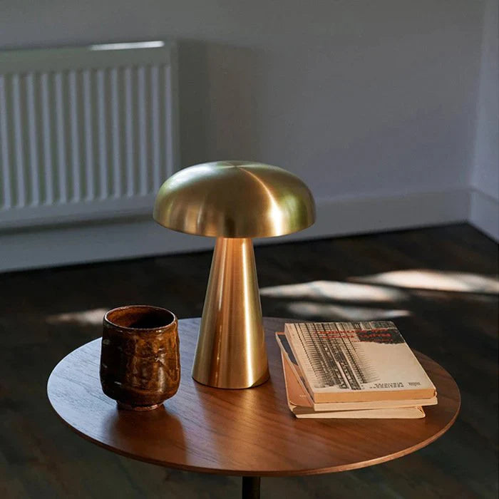 Trådløs oppladbar bordlampe i soppdesign, perfekt LED stemningslys for soverom og dekorativt interiør.