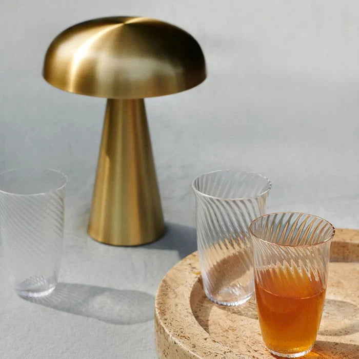 Moderne oppladbar metall bordlampe, sopplampe design, bærbar LED for stilrent interiør.