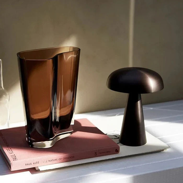 Oppladbar bordlampe med soppdesign, trådløs LED-belysning i metall for hjem og kontor.