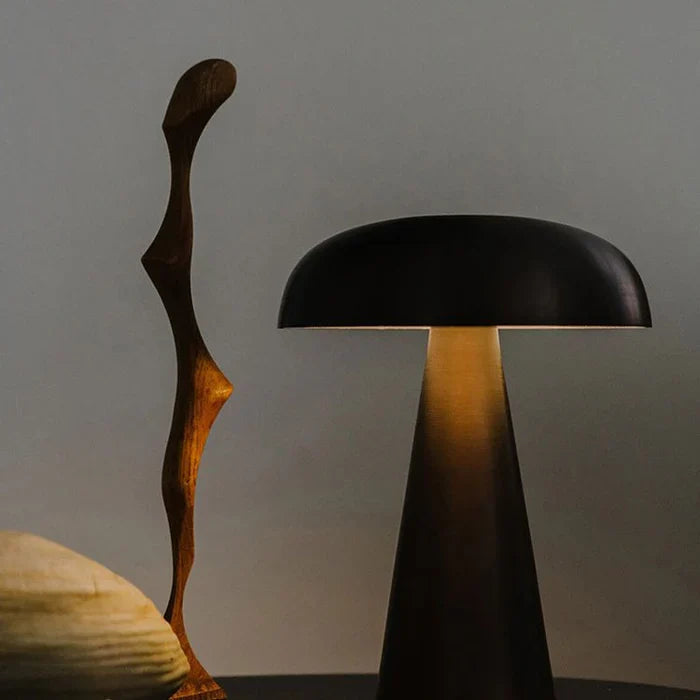 Stemningsfull oppladbar sopplampe, trådløs LED bordlampe i metall, fleksibel interiør belysning.