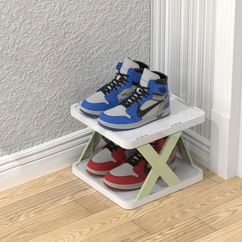 "Orange skohylle med fire lag, plassbesparende og stilren, ideell for sneakers og støvler."