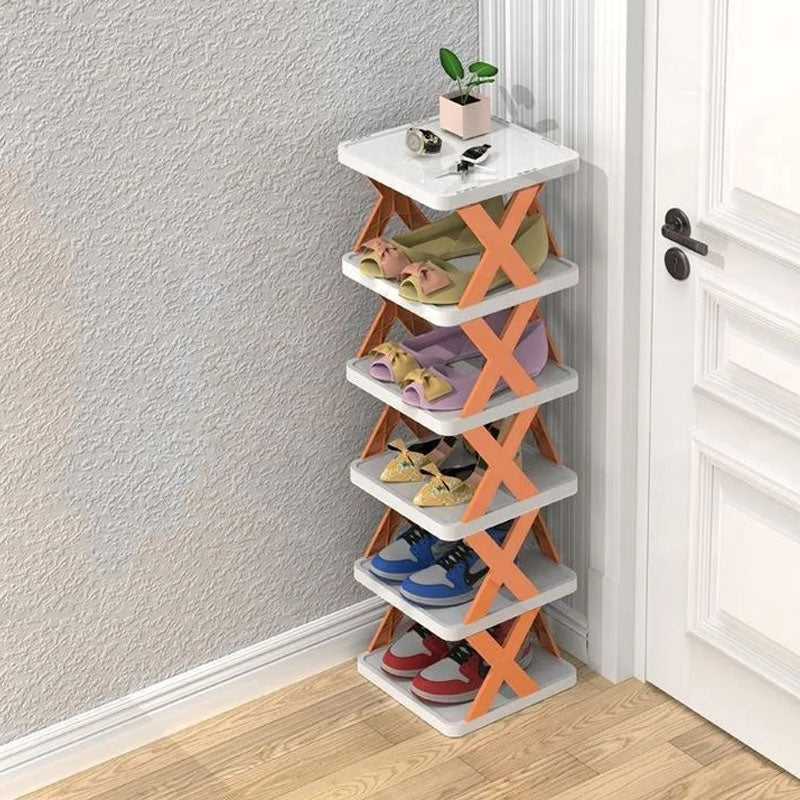 "Orange skohylle med fire lag, plassbesparende og stilren, ideell for sneakers og støvler."