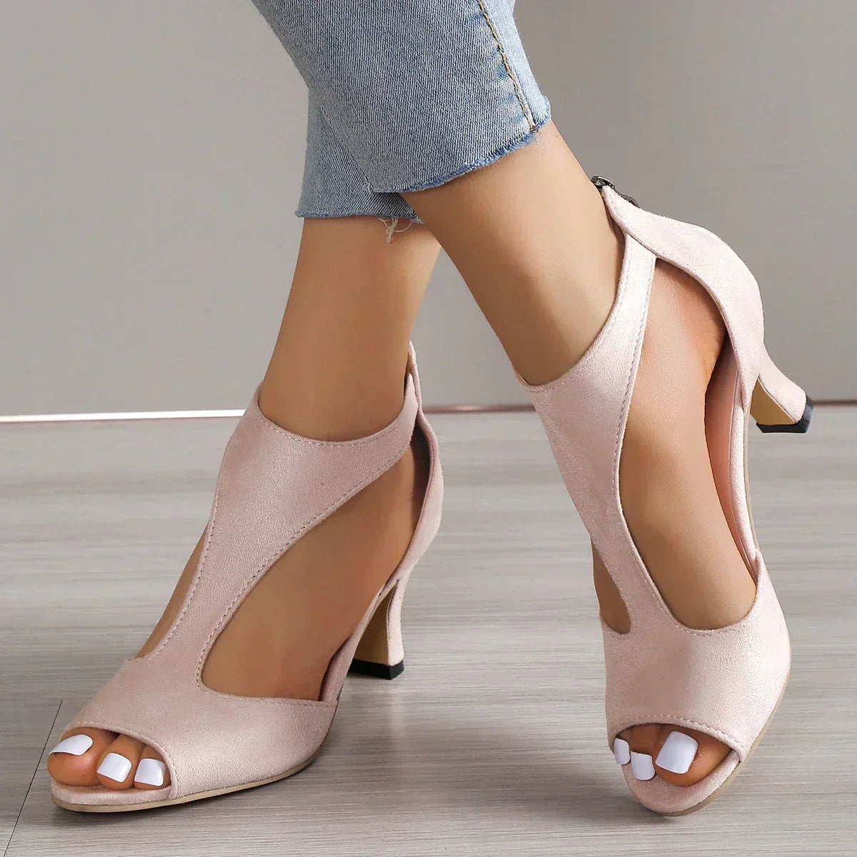 Ortopediske damehæler i beige med åpen tå og stiletthæl for daglig eleganse og komfort. Passer både hverdag og fest.