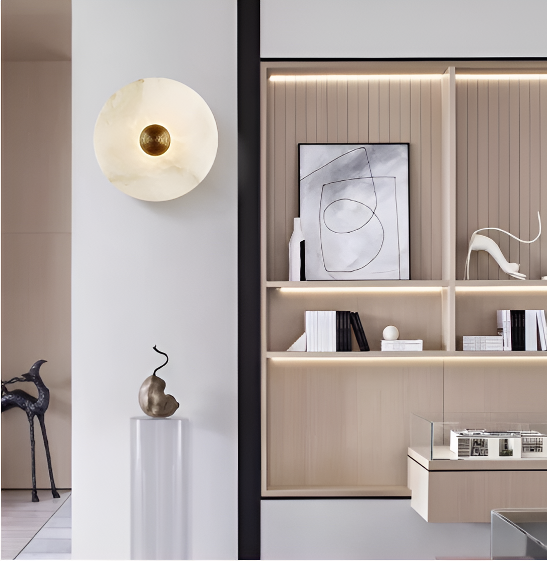 Oval alabaster bordlampe med messingfot, gir varm glød og elegant preg i moderne interiør. Perfekt for stue og soverom.