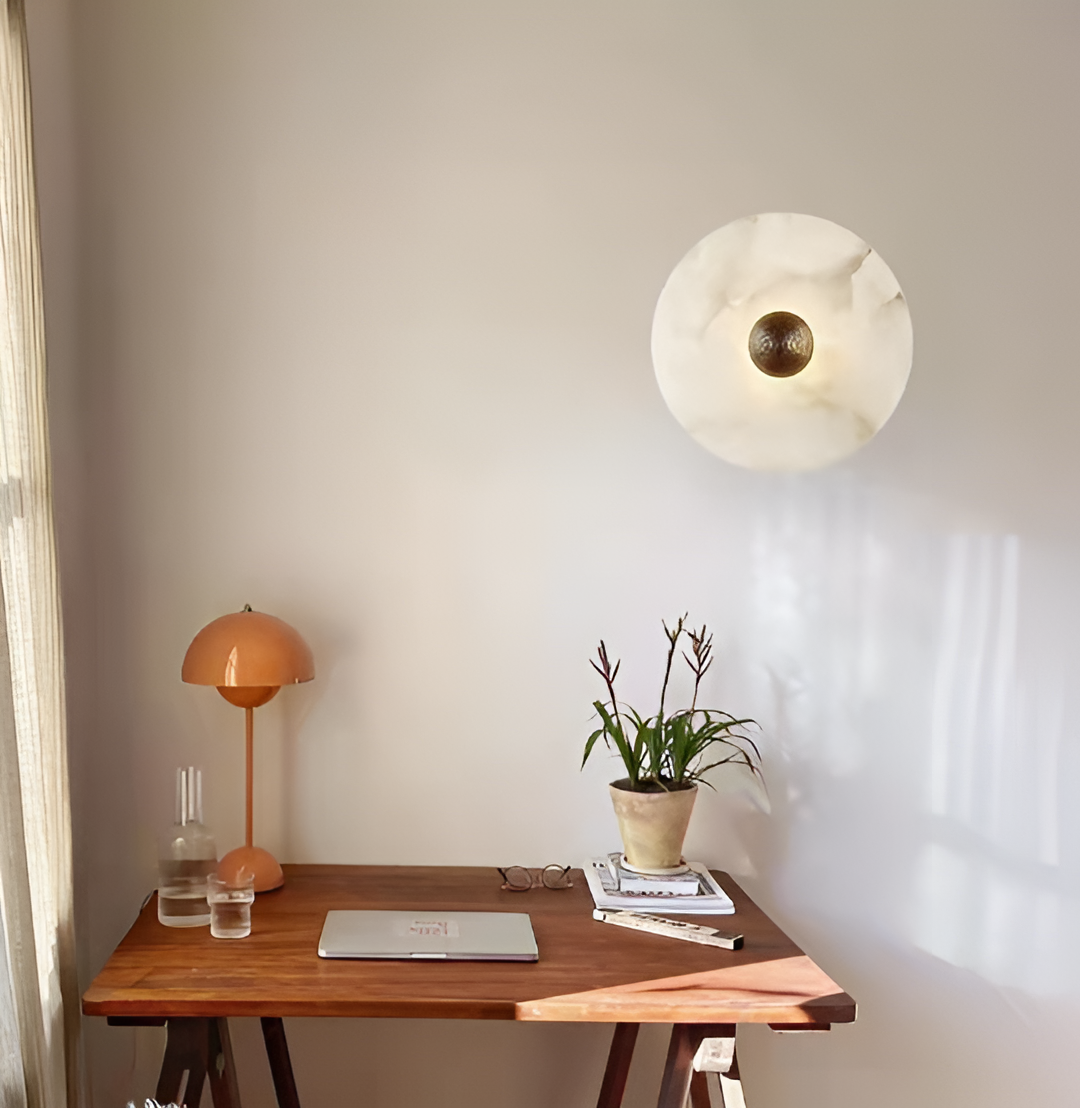 Oval alabaster bordlampe med messingfot, gir varm glød og elegant preg i moderne interiør. Perfekt for stue og soverom.