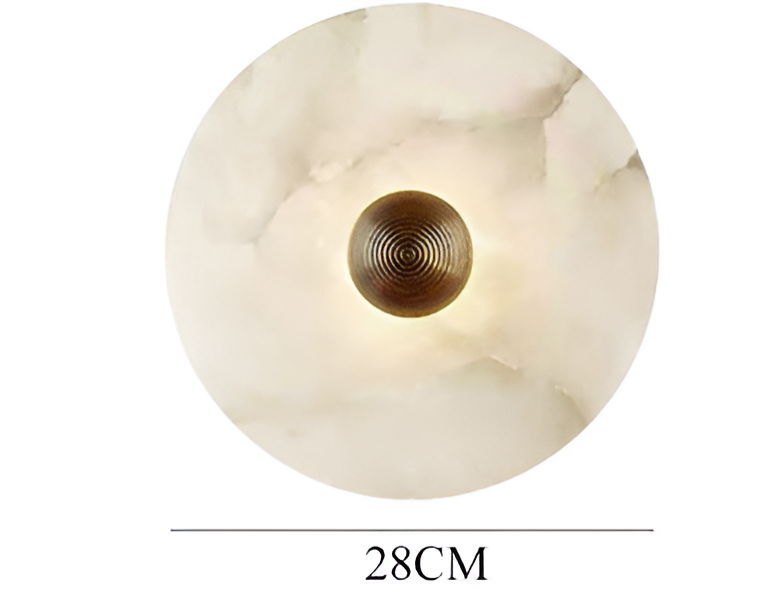 Oval alabaster bordlampe med messingfot, gir varm glød og elegant preg i moderne interiør. Perfekt for stue og soverom.