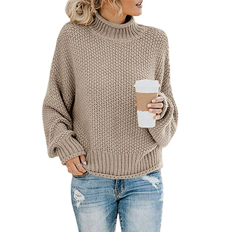Chunky strikket damegenser, oversized passform med varm høy hals og trendy batwing-ermer. Ideell for vintermote.
