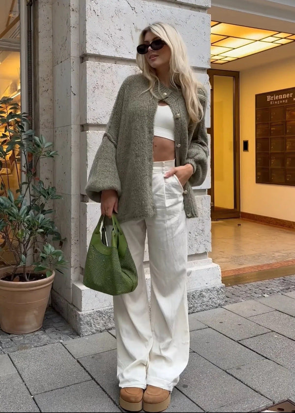 Elegant og komfortabel damecardigan med knappefram. En oversized favoritt for hverdagsmote i alle størrelser.