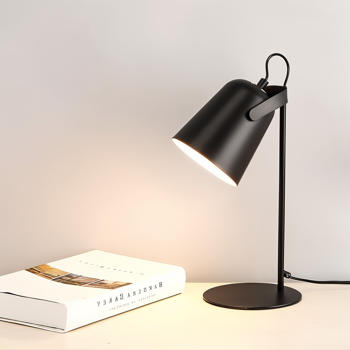 Stilig pastell skrivebordslampe, justerbar belysning for kontor, nattbord eller dekorasjon.