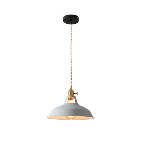 Pastellfarget retro metallampe, skaper koselig stemning som spisestuelampe.