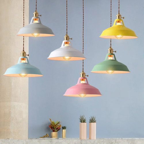 Hengende metallampe i pastellfarge med retro design, ideell som taklampe.