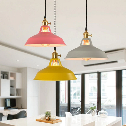 Unik retrodesign metallampe i pastell, en flott taklampe for moderne hjem.