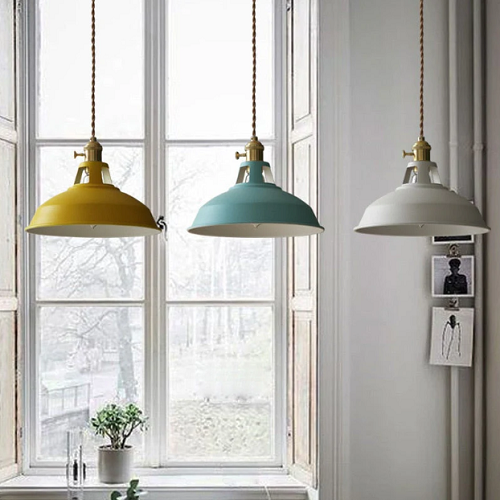 Elegant pastellfarget metall pendellampe, gir varmt lys til ethvert rom.