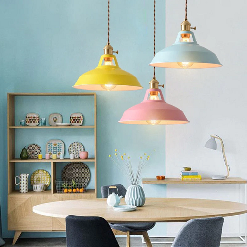 Retro pastell taklampe i metall, perfekt for interiørbelysning og hjemmedekor.