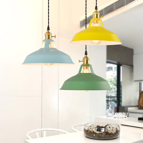 Hengende pastellampe i metall med retrostil, en statement-lampe for hjemmet.