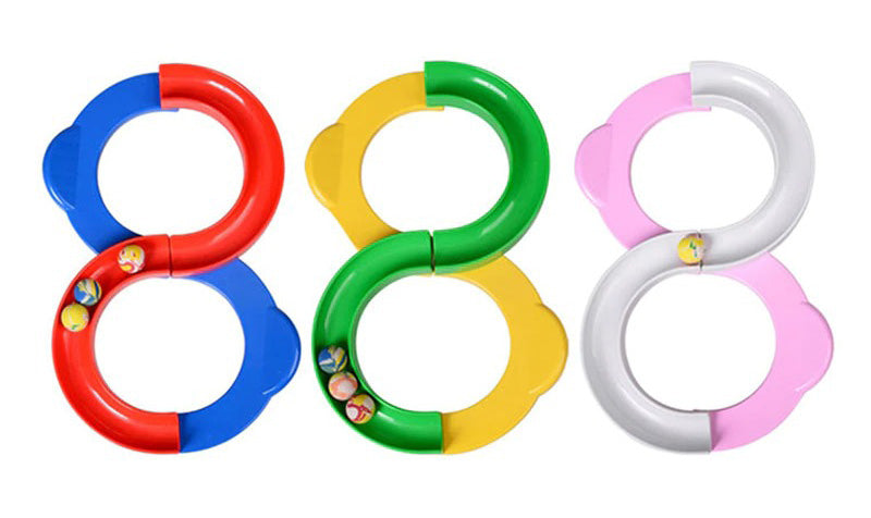 Samling av småbarnsleker med pedagogisk baneball, fargerike og sikre for barn fra 1 år, gave til barn.