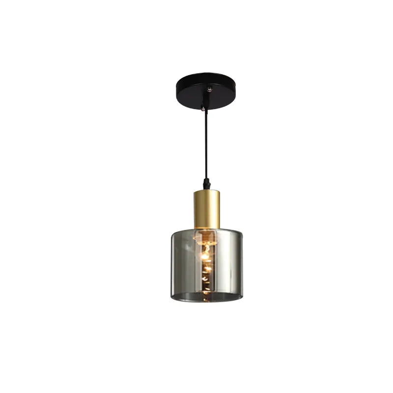 "Pendellampe i svart med gylne detaljer, røykfarget glass; justerbart lys for moderne stil og luksuriøs atmosfære."