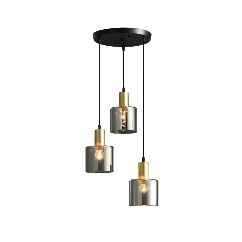 "Pendellampe i svart med gylne detaljer, røykfarget glass; justerbart lys for moderne stil og luksuriøs atmosfære."