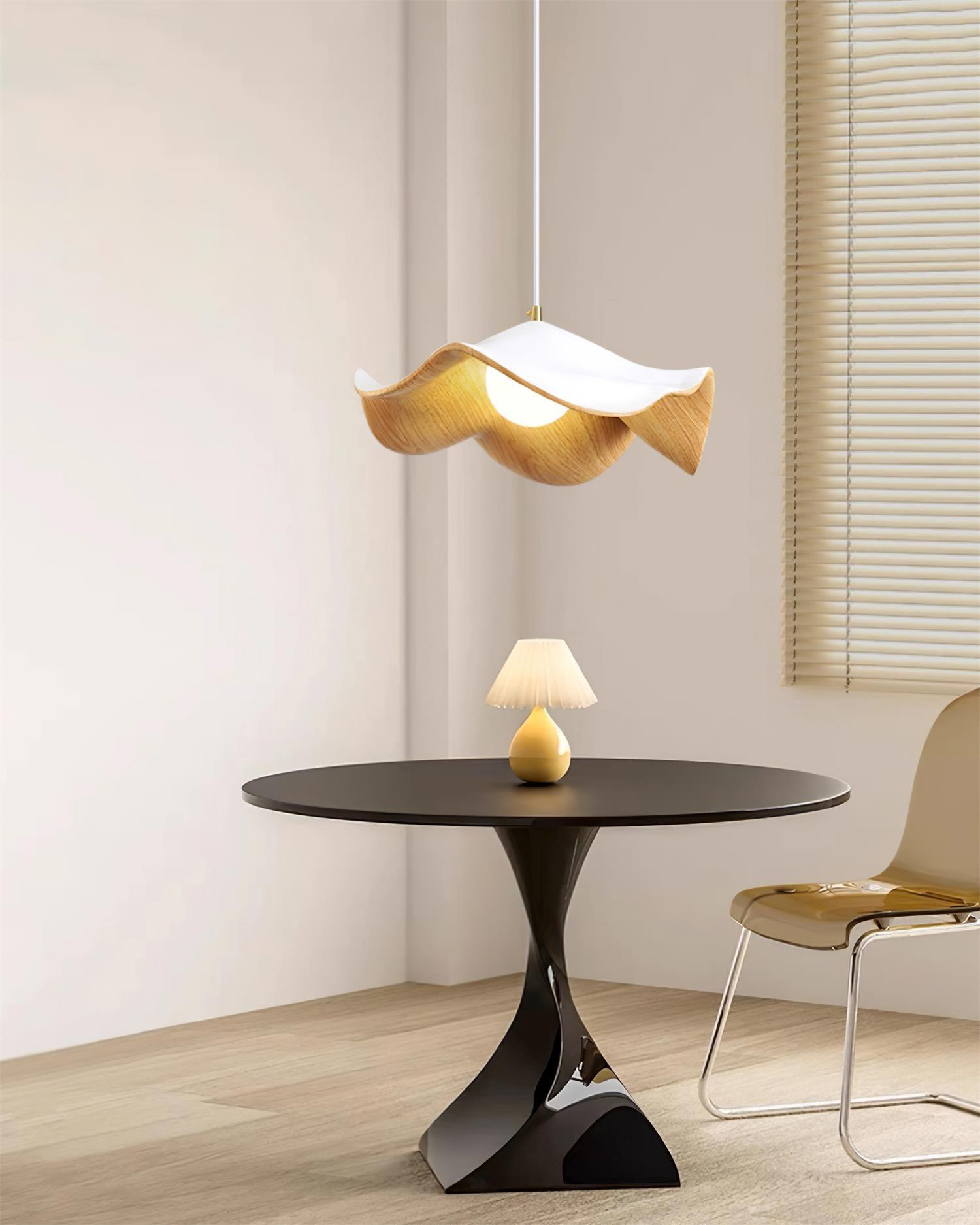 "Pendellampe med lotusdesign, elegant smijern- og harpikskombinasjon, unik stil for sofistikerte interiører."