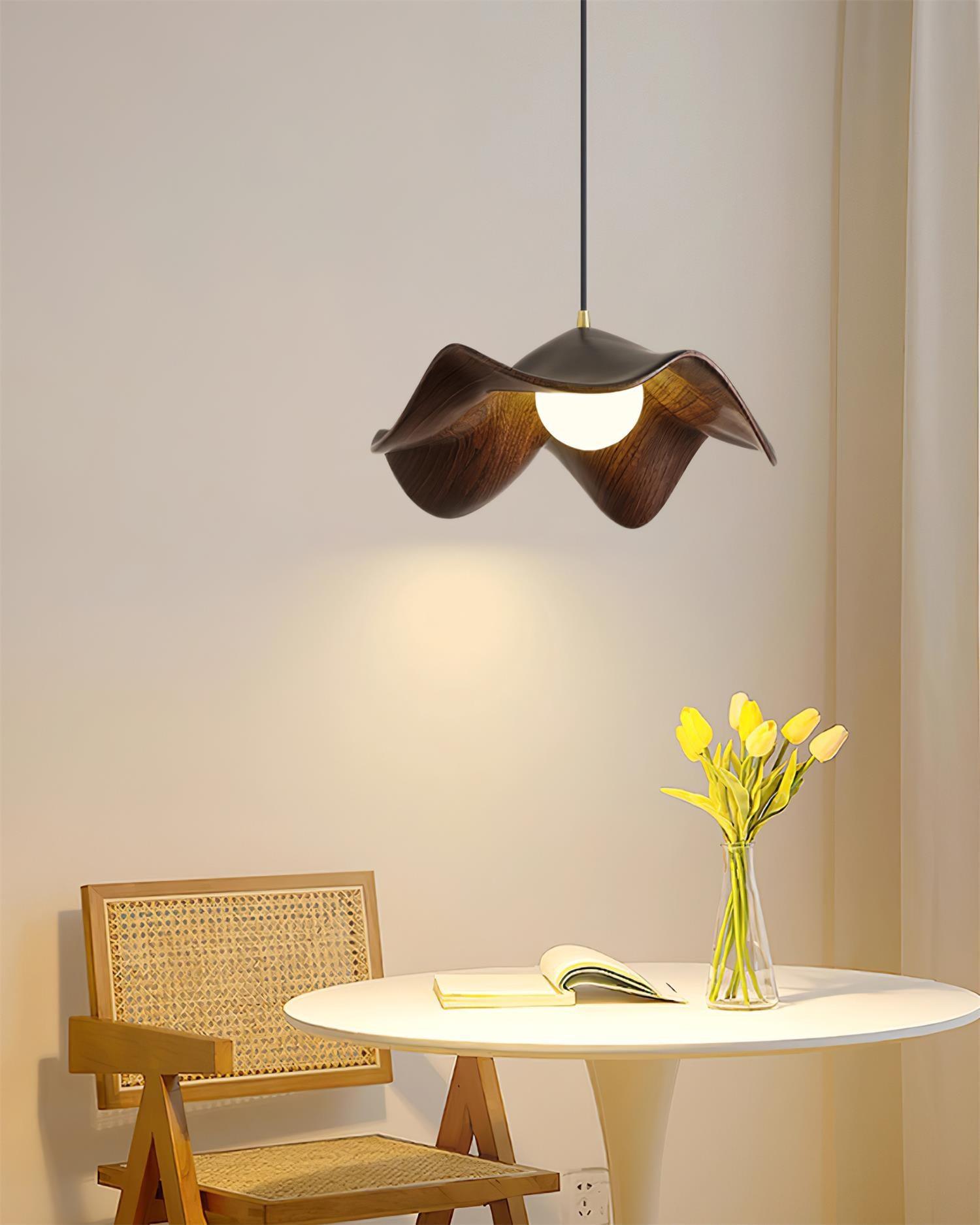 "Pendellampe med lotusdesign, elegant smijern- og harpikskombinasjon, unik stil for sofistikerte interiører."