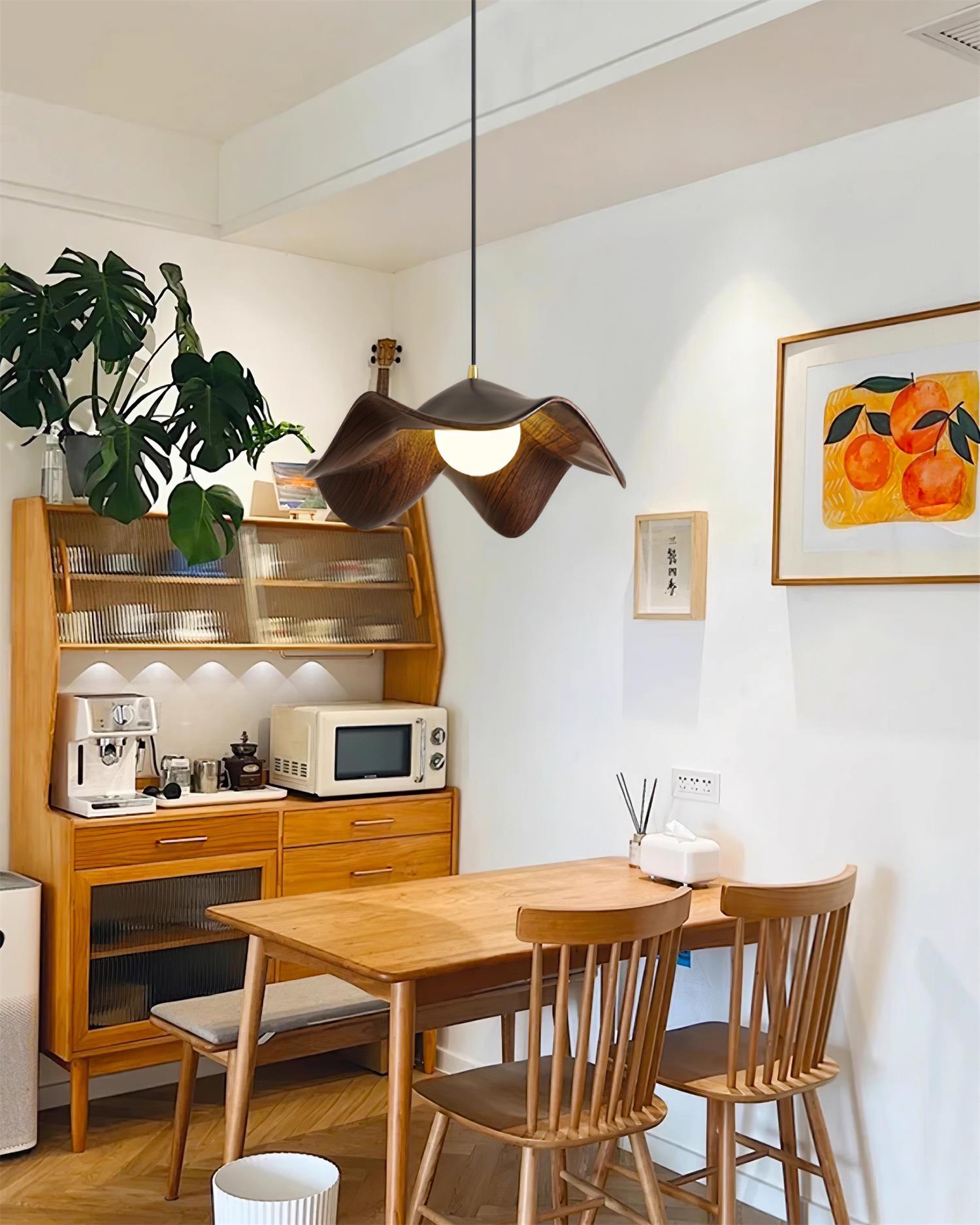 "Pendellampe med lotusdesign, elegant smijern- og harpikskombinasjon, unik stil for sofistikerte interiører."