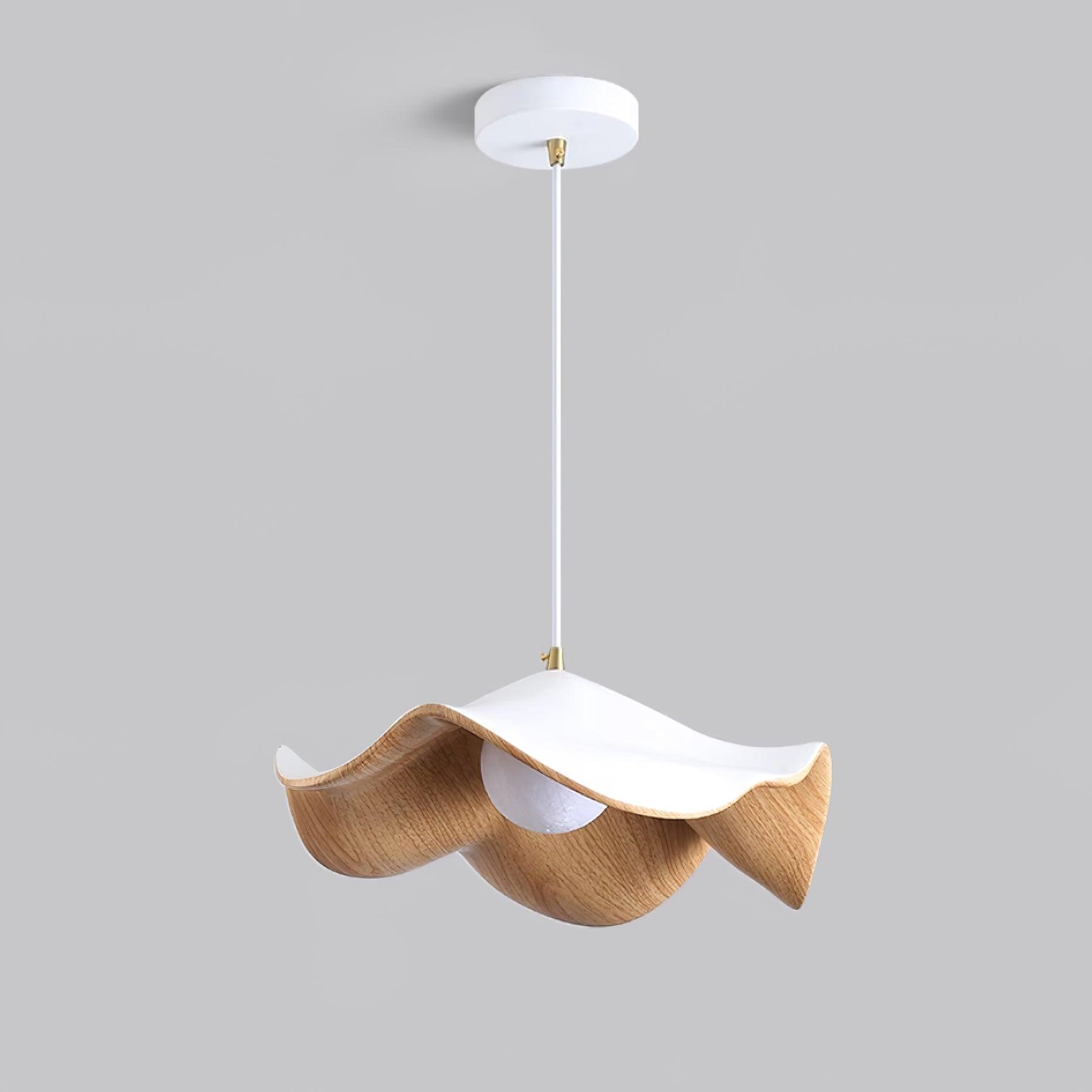 "Pendellampe med lotusdesign, elegant smijern- og harpikskombinasjon, unik stil for sofistikerte interiører."
