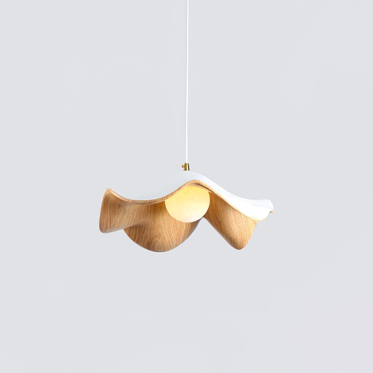 "Pendellampe med lotusdesign, elegant smijern- og harpikskombinasjon, unik stil for sofistikerte interiører."