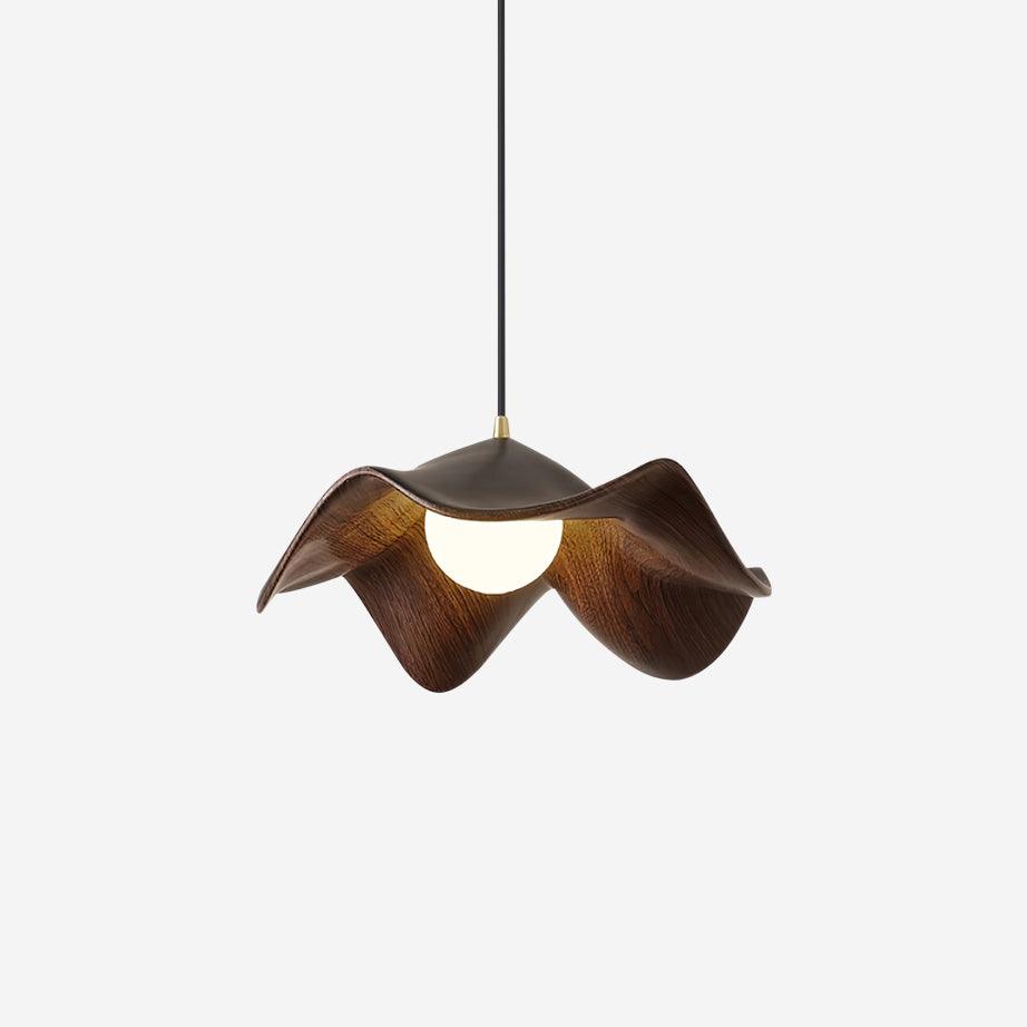 "Pendellampe med lotusdesign, elegant smijern- og harpikskombinasjon, unik stil for sofistikerte interiører."