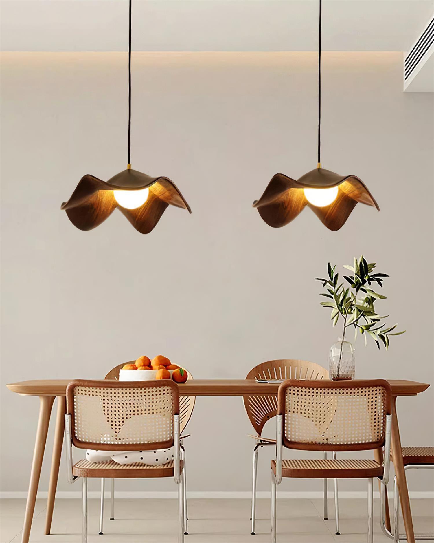 "Pendellampe med lotusdesign, elegant smijern- og harpikskombinasjon, unik stil for sofistikerte interiører."
