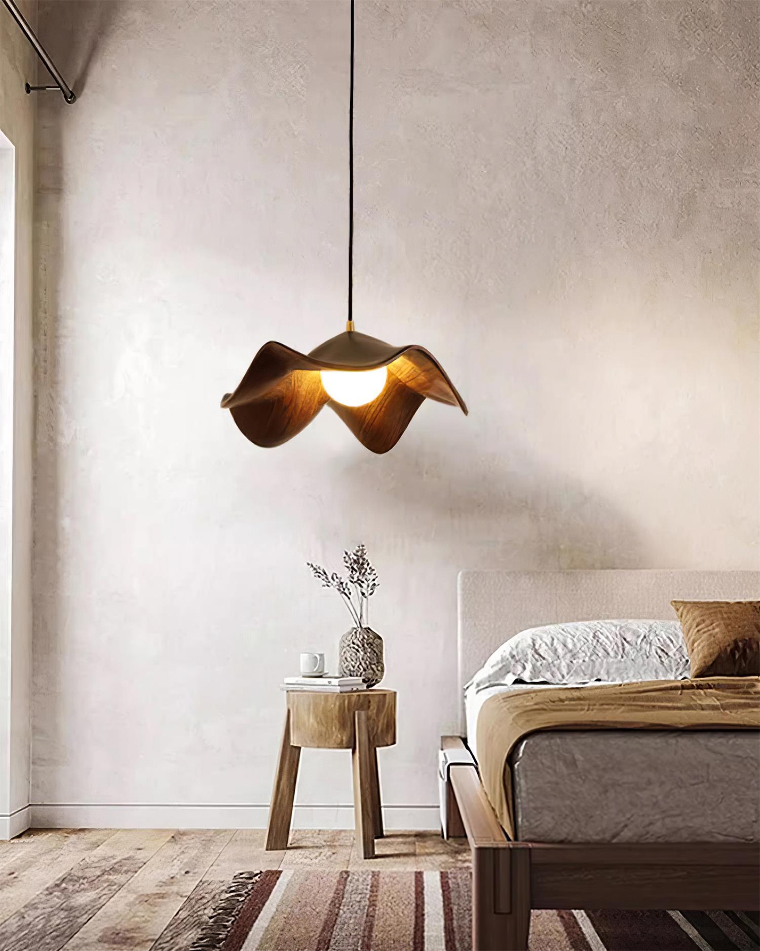 "Pendellampe med lotusdesign, elegant smijern- og harpikskombinasjon, unik stil for sofistikerte interiører."