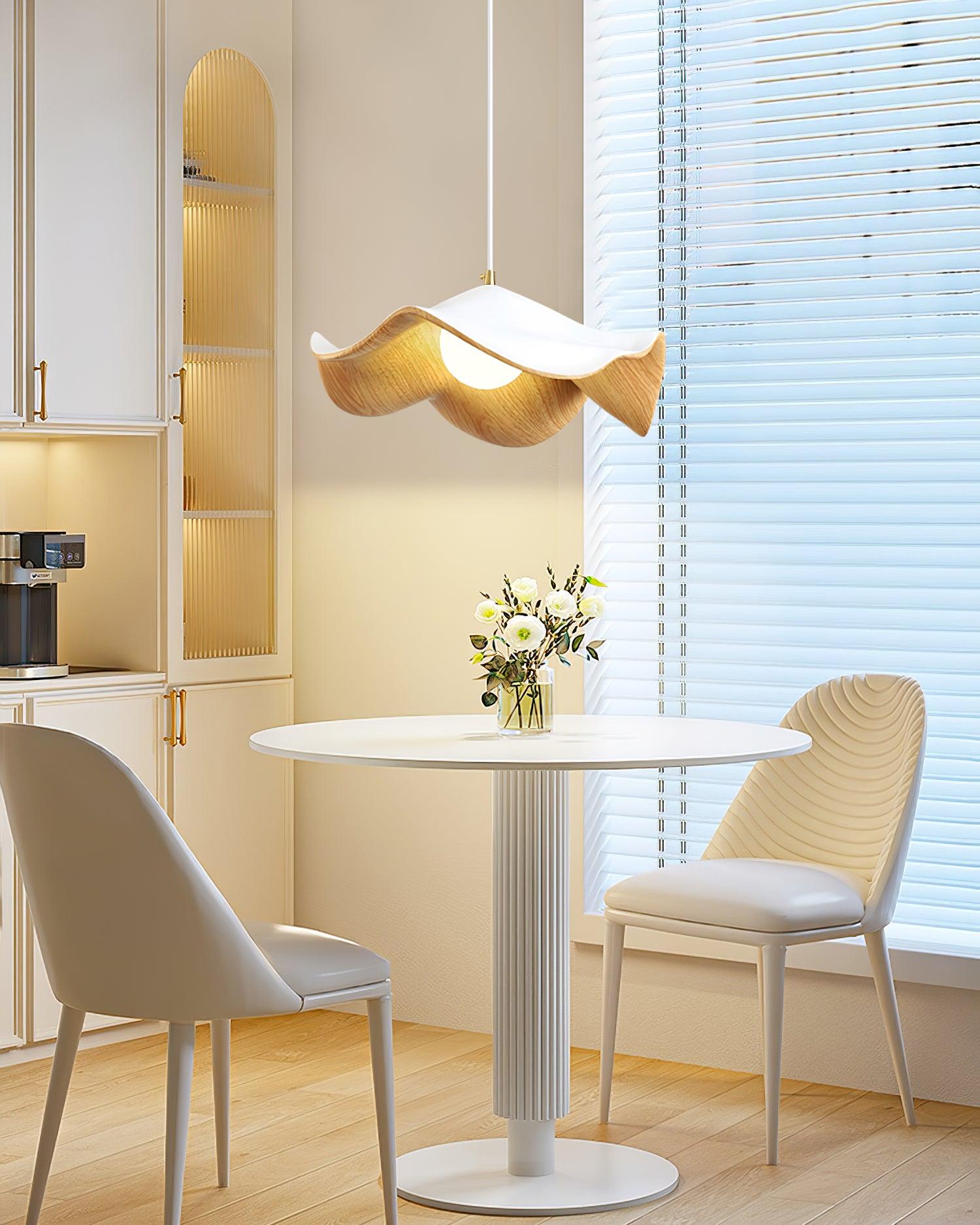"Pendellampe med lotusdesign, elegant smijern- og harpikskombinasjon, unik stil for sofistikerte interiører."