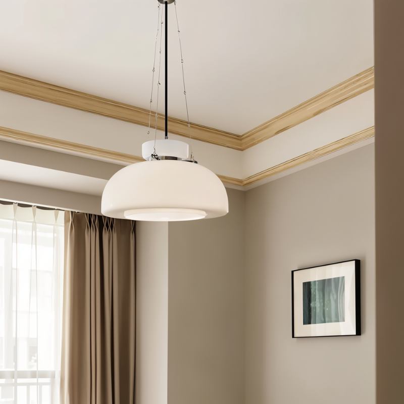 Pendellampe med rund melkeglasskjerm, moderne design for stuebelysning, gir mykt lys og elegant atmosfære.