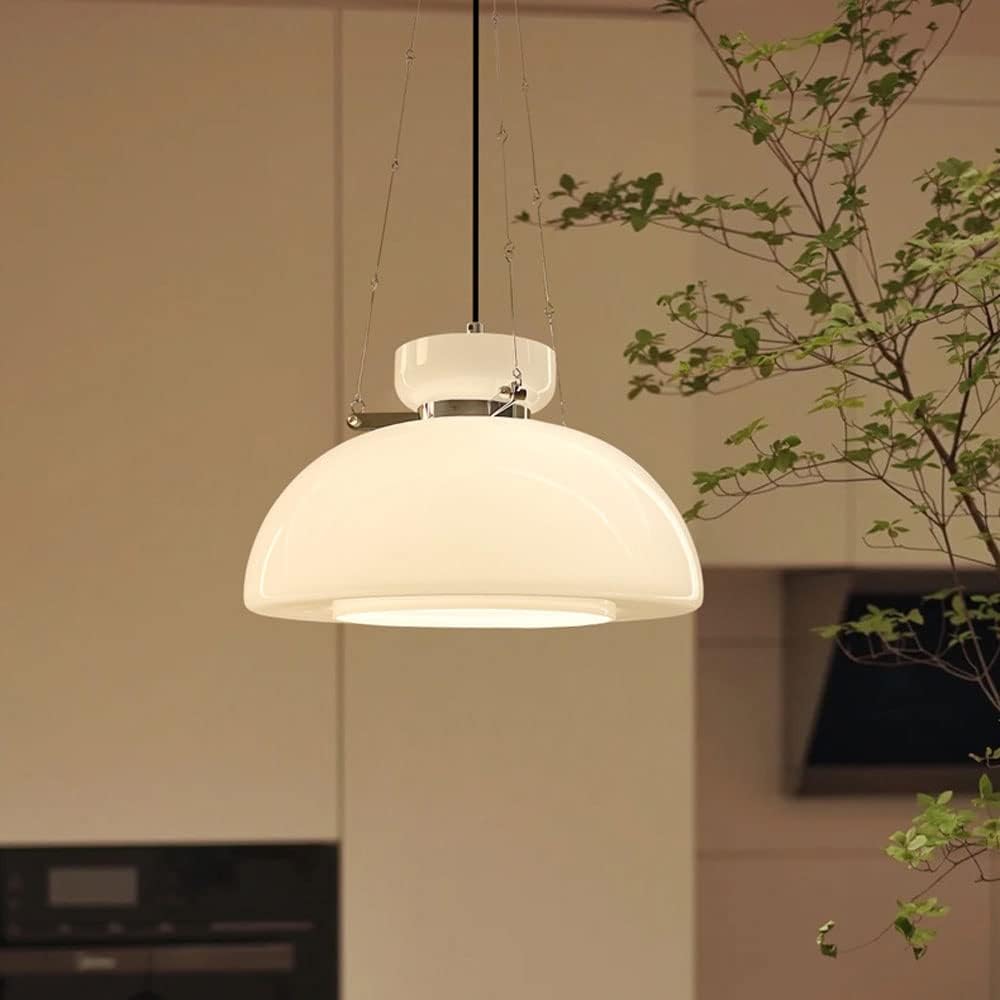 Pendellampe med rund melkeglasskjerm, moderne design for stuebelysning, gir mykt lys og elegant atmosfære.