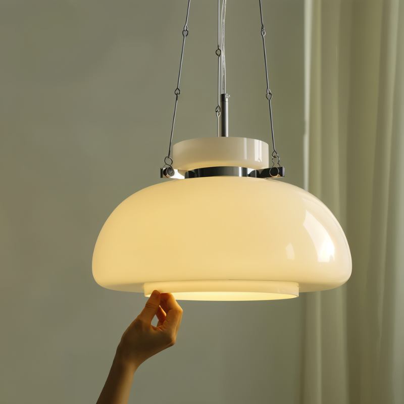 Pendellampe med rund melkeglasskjerm, moderne design for stuebelysning, gir mykt lys og elegant atmosfære.