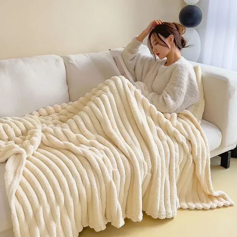 Mykt korallfleece teppe, perfekt som kosepledd for komfort og varme i sofaen.