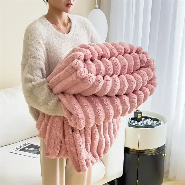 Varmt sofa teppe i plysj, ideelt for avslapning og kos hjemme.
