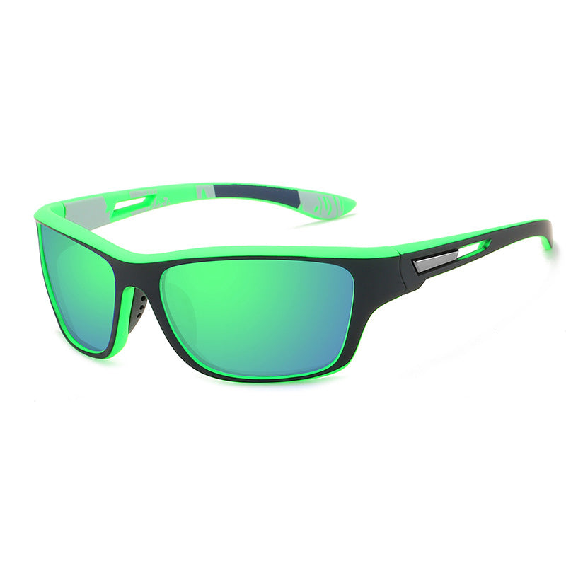 "Polarisert sportssolbrille med antirefleks, UV400-beskyttelse, i bruk ute, moderne design, lett og holdbar ramme."