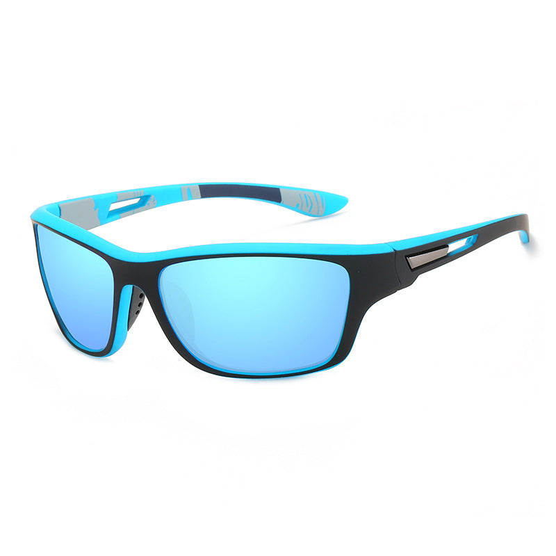 "Polarisert sportssolbrille med antirefleks, UV400-beskyttelse, i bruk ute, moderne design, lett og holdbar ramme."