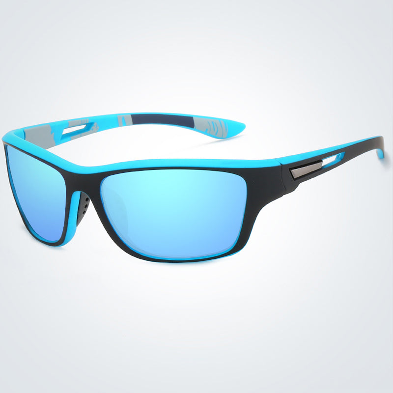 "Polarisert sportssolbrille med antirefleks, UV400-beskyttelse, i bruk ute, moderne design, lett og holdbar ramme."